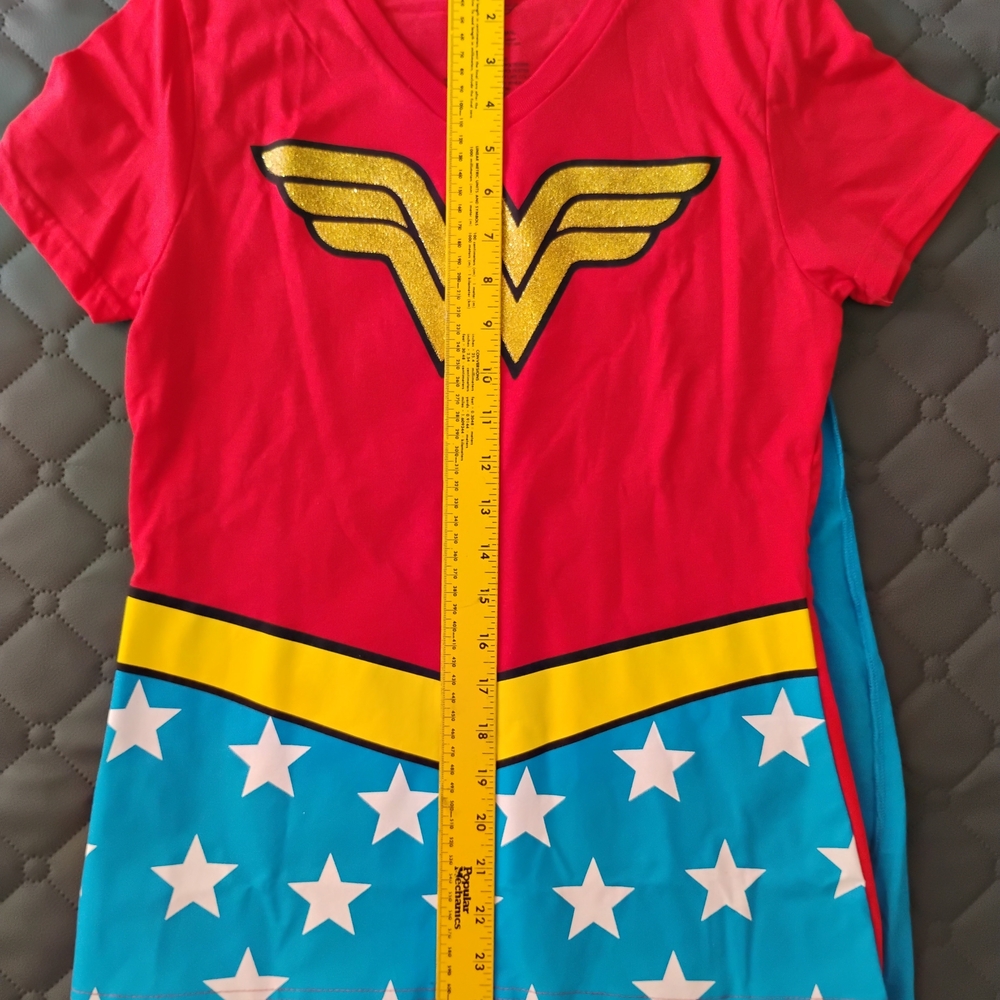 WONDER WOMAN SHIRT AND CAPE HALLOWEEN COSTUME SIZE LARGE FOR WOMEN OR TEEN - NEW - Picture 5 of 12